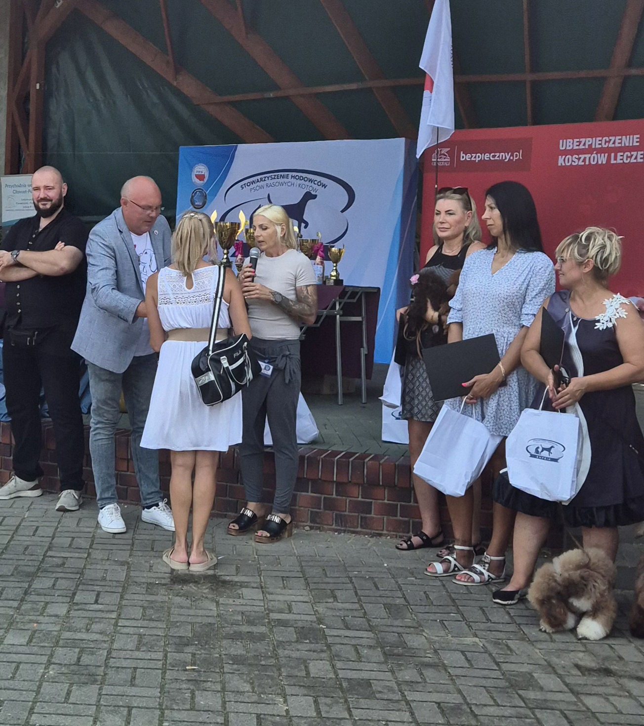 Hodowczyni z biewer yorkiem na wystawie w Marzeninie