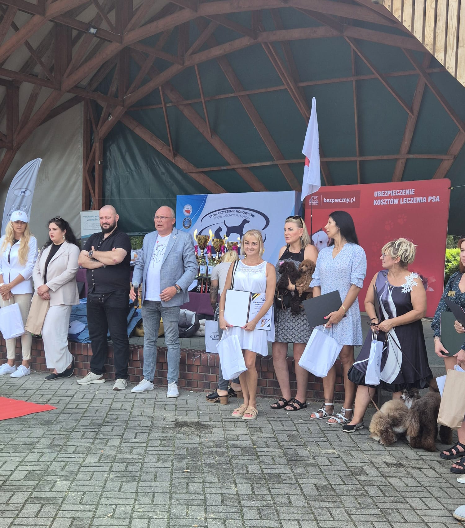 Hodowczyni z nagrodzonym yorkiem podczas III Krajowej Wystawy Psów Rasowych w Marzeninie